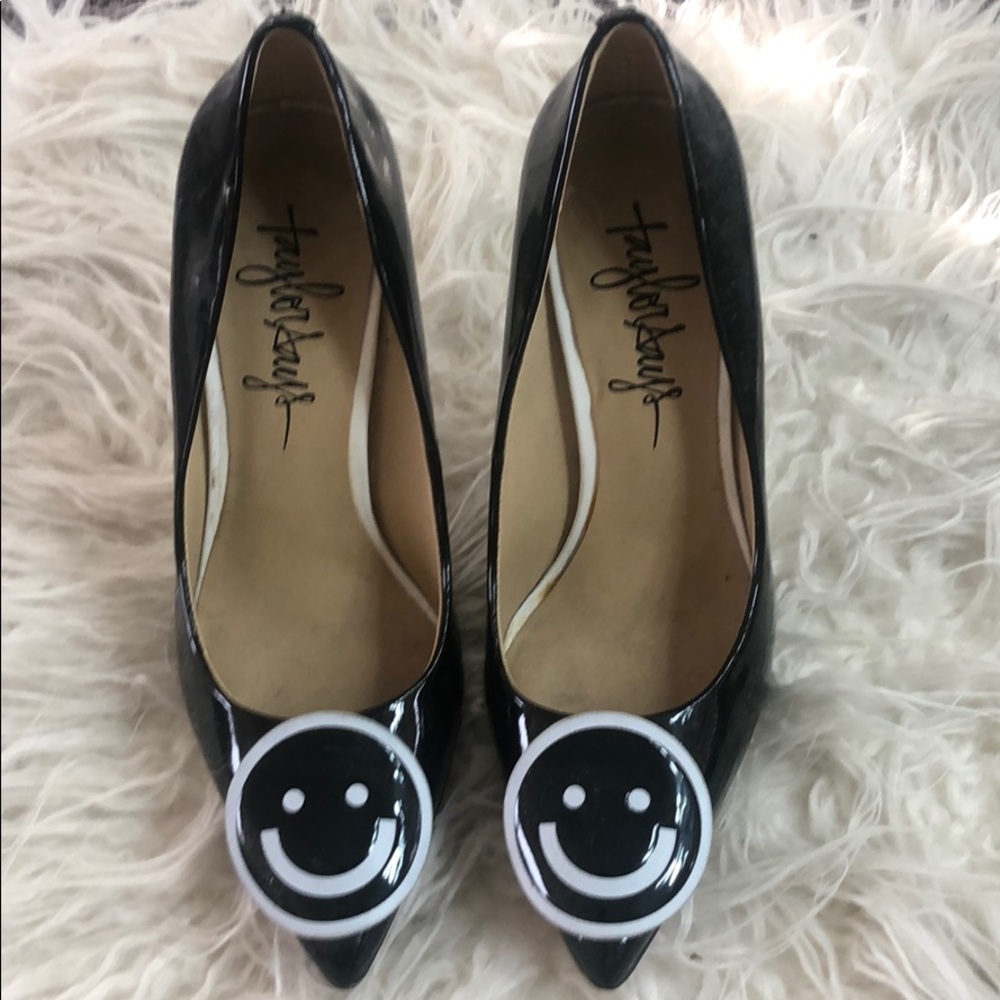 Taylor Says black “be happy” heels